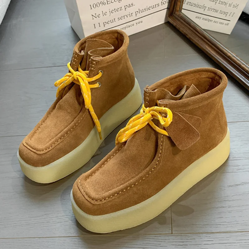 Retro-Plateau-Sneaker, mattiertes Finish, einfache Stiefeletten, Gummi-Außensohle, modische Schnürung, bequeme, vielseitige Damenschuhe