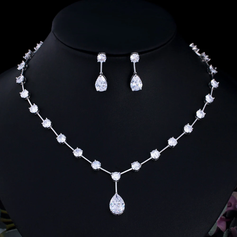 Set di Gioielli da Sposa con Collana e Orecchini in Zirconia Cubica Bianca Scintillante Grande Cristallo a Goccia d'Acqua per Donne