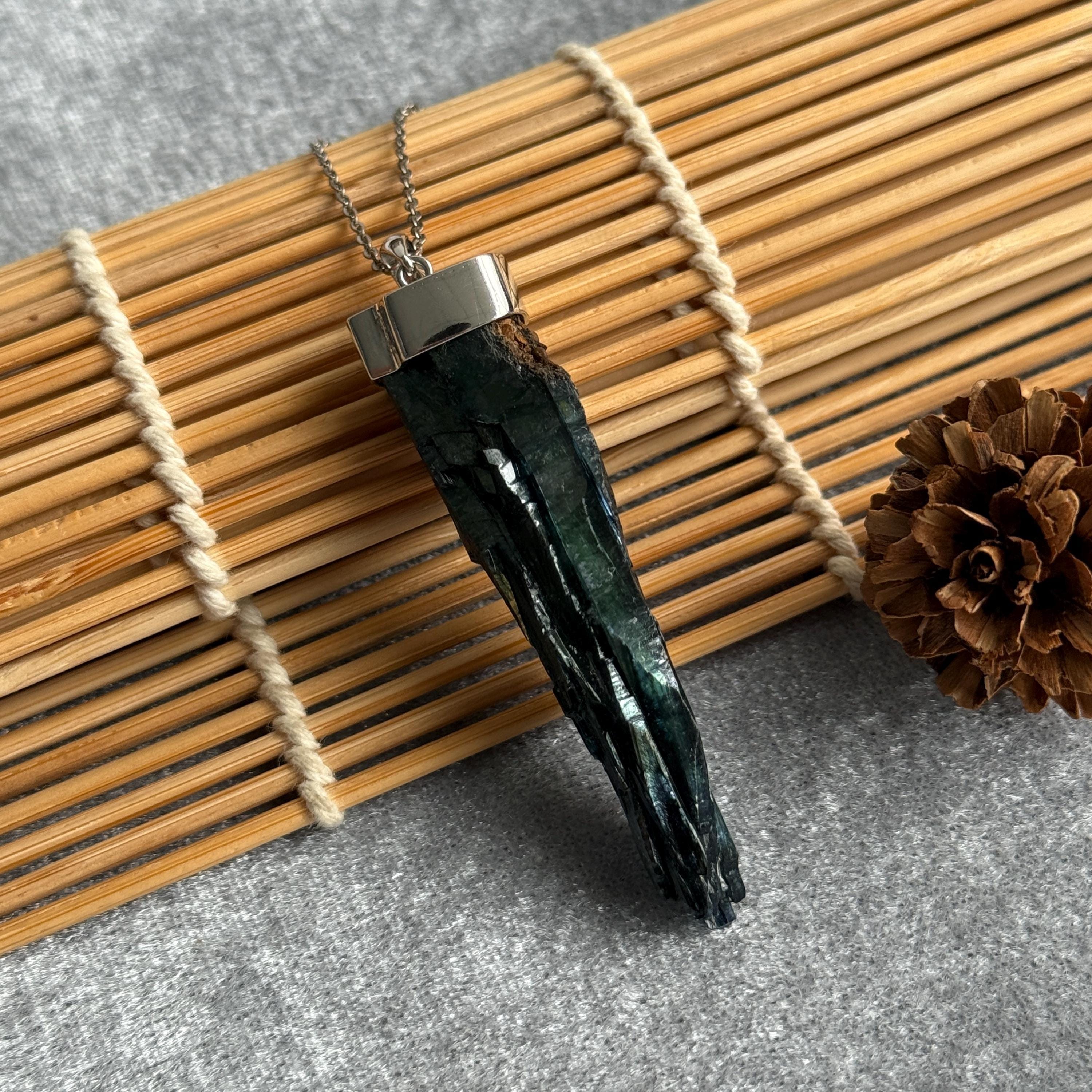 Ciondolo in argento sterling con cristallo di vivianite grezza, collana con gemma naturale blu-verde