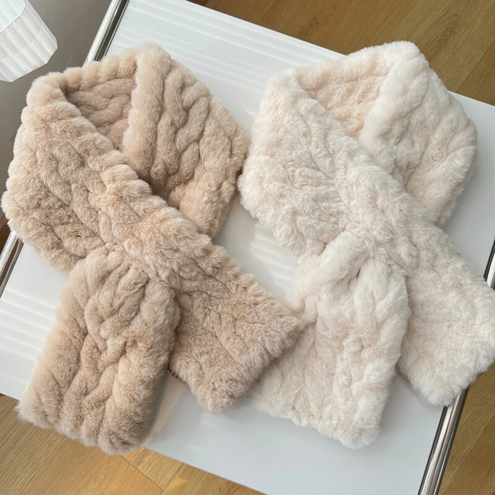 1 x strukturierter Schal aus Kunstfell, beige cremefarbene Winterschals, weiche, warme, flauschige Schals, stilvolle, elegante Accessoires für kaltes Wetter