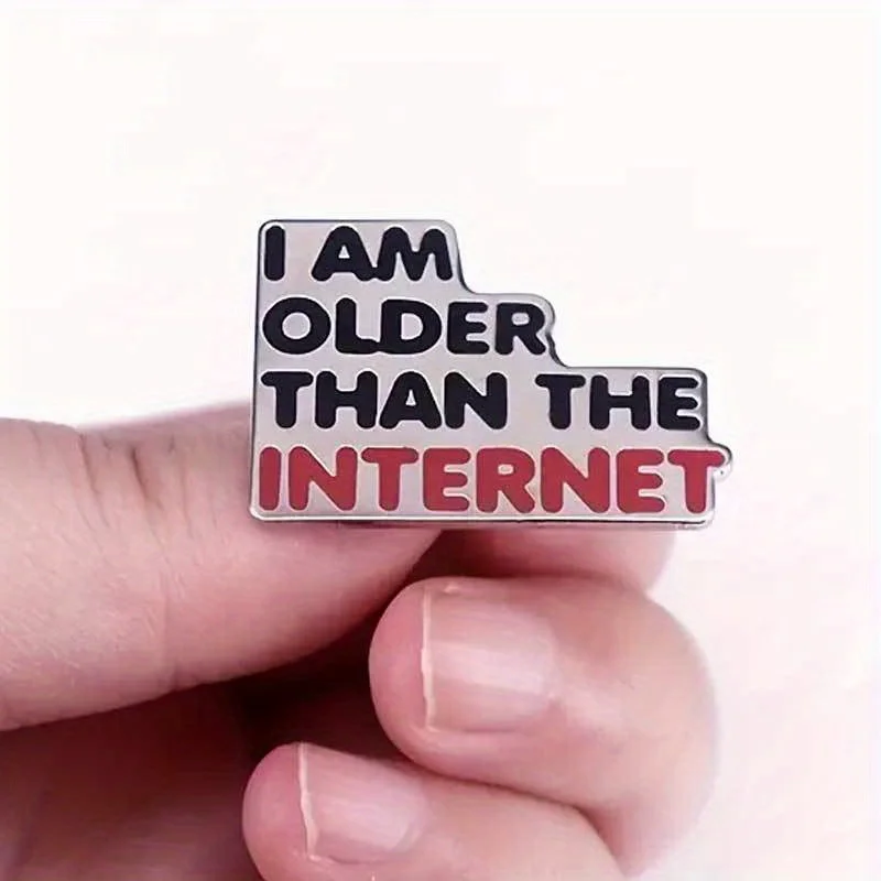Buchstabe „Ich bin älter als das Internet“ Emaille-Brosche, humorvolles Abzeichen-Zubehör Image
