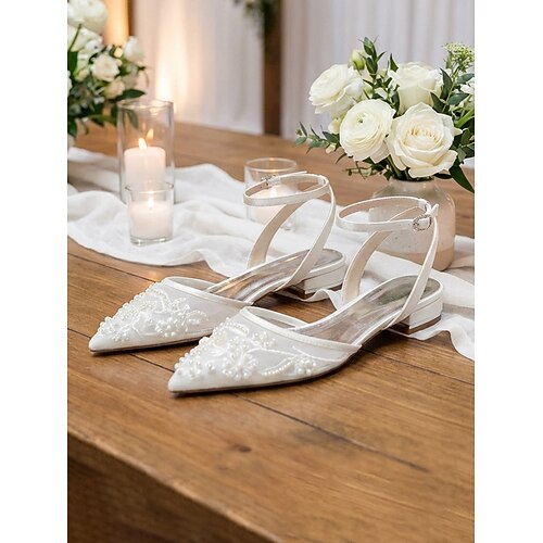 Champagnerfarbene, perlenbestickte, flache Brautschuhe mit niedrigem Absatz für elegante Gartenhochzeiten Image