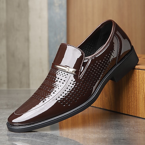 Elegante Herren-Slipper aus perforiertem Kunstleder mit glänzender Oberfläche, stilvolle Slipper für formelle Anlässe und Abendveranstaltungen Image