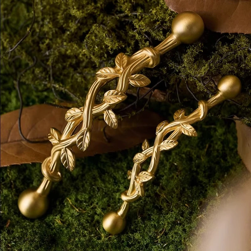 Ländlicher Antik-Messing Schranktürgriff Vintage Küchen- und Kleiderschrankknopf Bronze Schrankgriffe Schublade DIY Kreativer Weinreben-Goldgriff Image