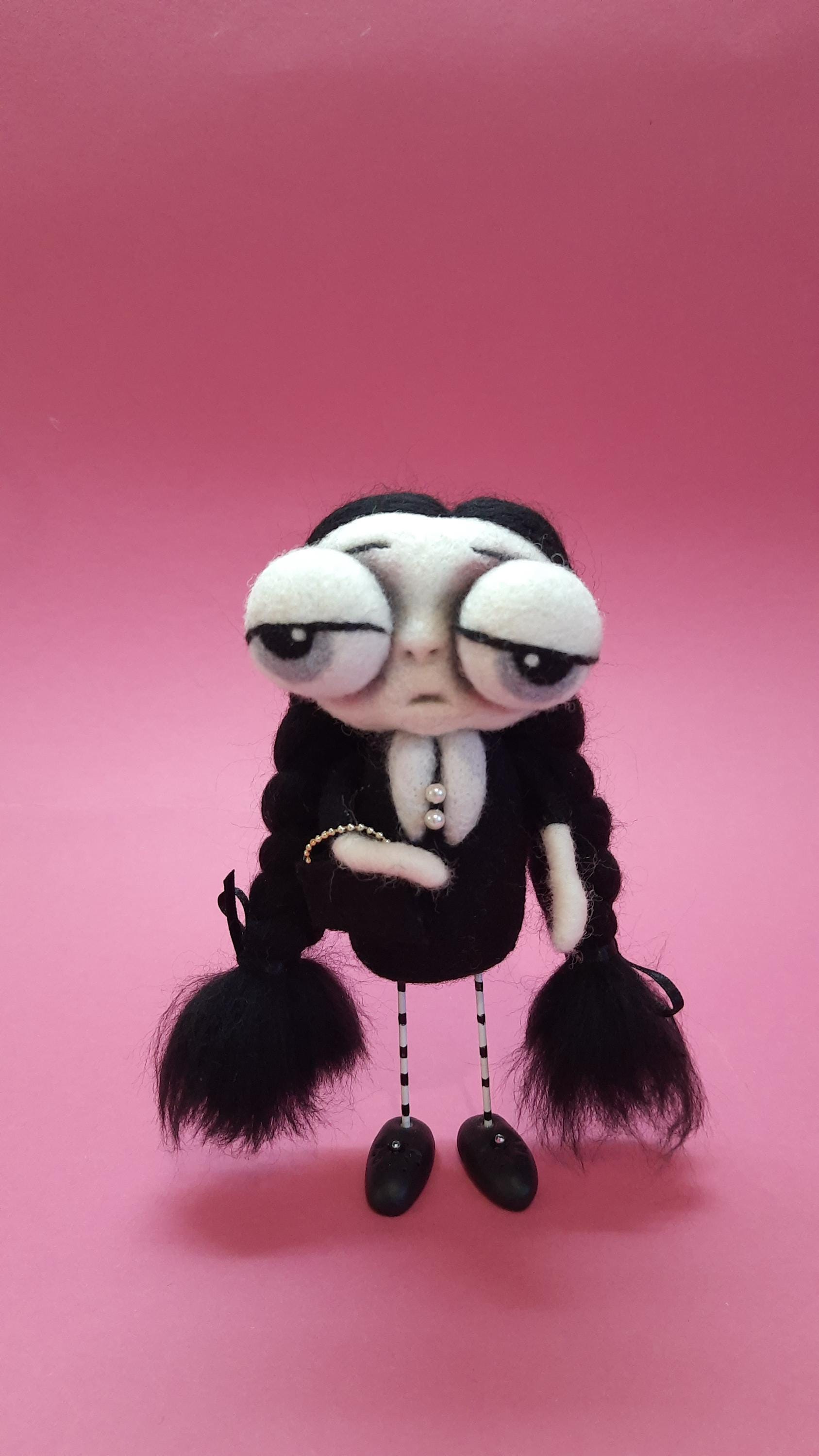 Mercoledì Addams realizzata in feltro ad ago. Bambola gotica per Halloween. Giocattolo in feltro di lana. Bambola di lana Mercoledì Addams. Divertente