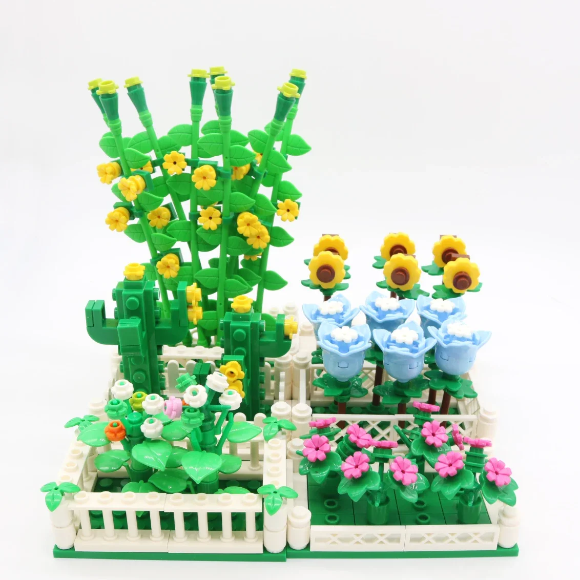 MOC Creative Garden enthält Kaktus-, Tulpen-, Sonnenblumen- und Weinrebenblüten. Es ist für den Pflanzenbau mit kleinem Partikelstück konzipiert Image