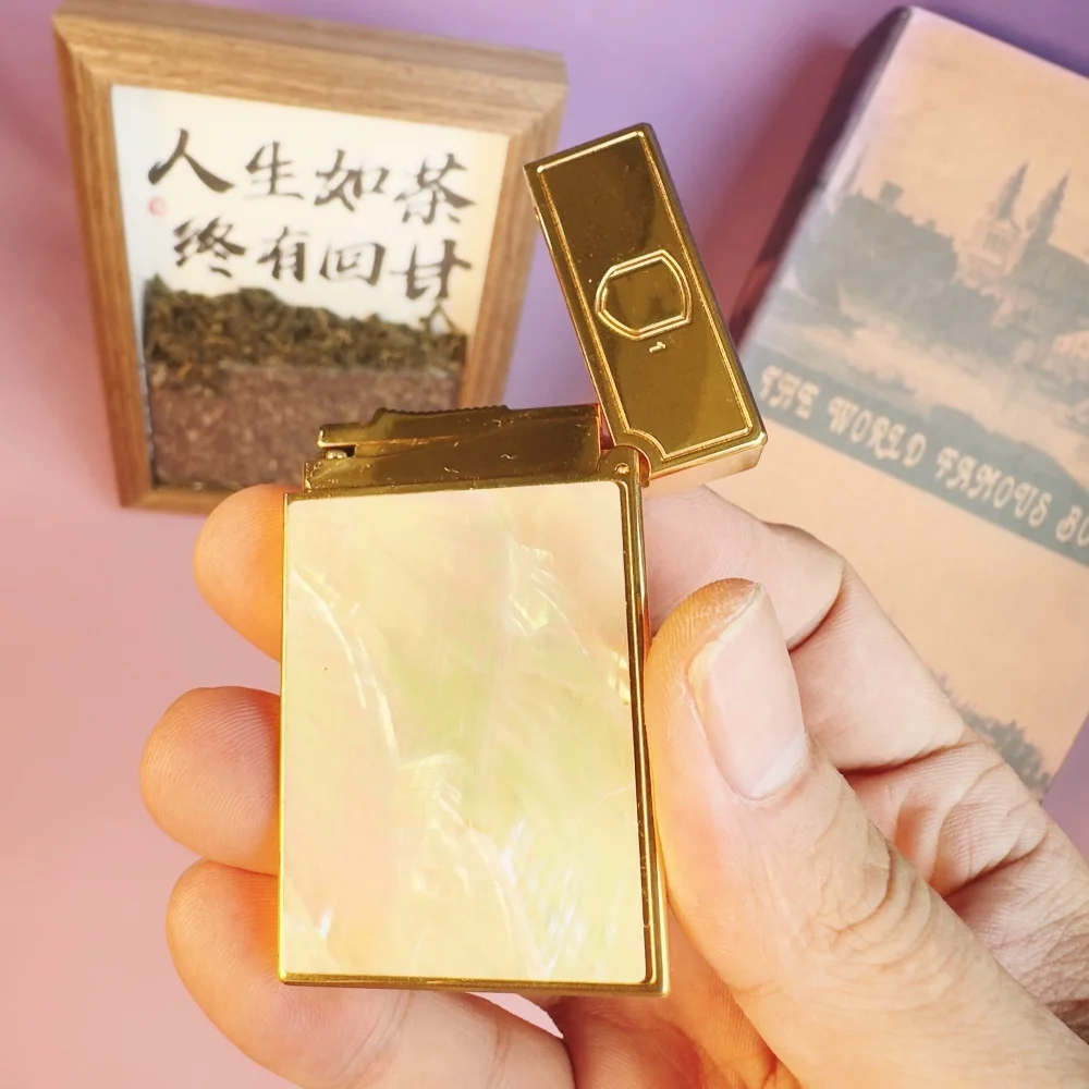 S.T.Dupont Markenmaßgeschneidertes Feuerzeug mit lautem Klang, hergestellt aus natürlicher Muschel und inklusive einem Satz individueller Accessoires. Dupont logo Image