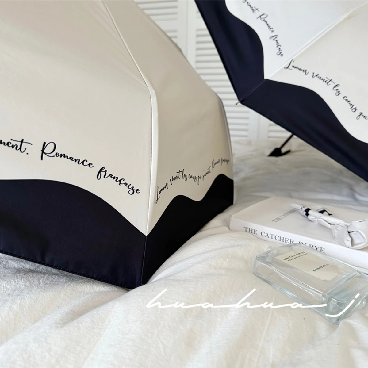 Romantischer französischer dreifach gefalteter Regenschirm automatischer Frauen-Sonnenschutz schirm mit doppeltem Verwendung zweck und schwarzem und weißem Rand Image