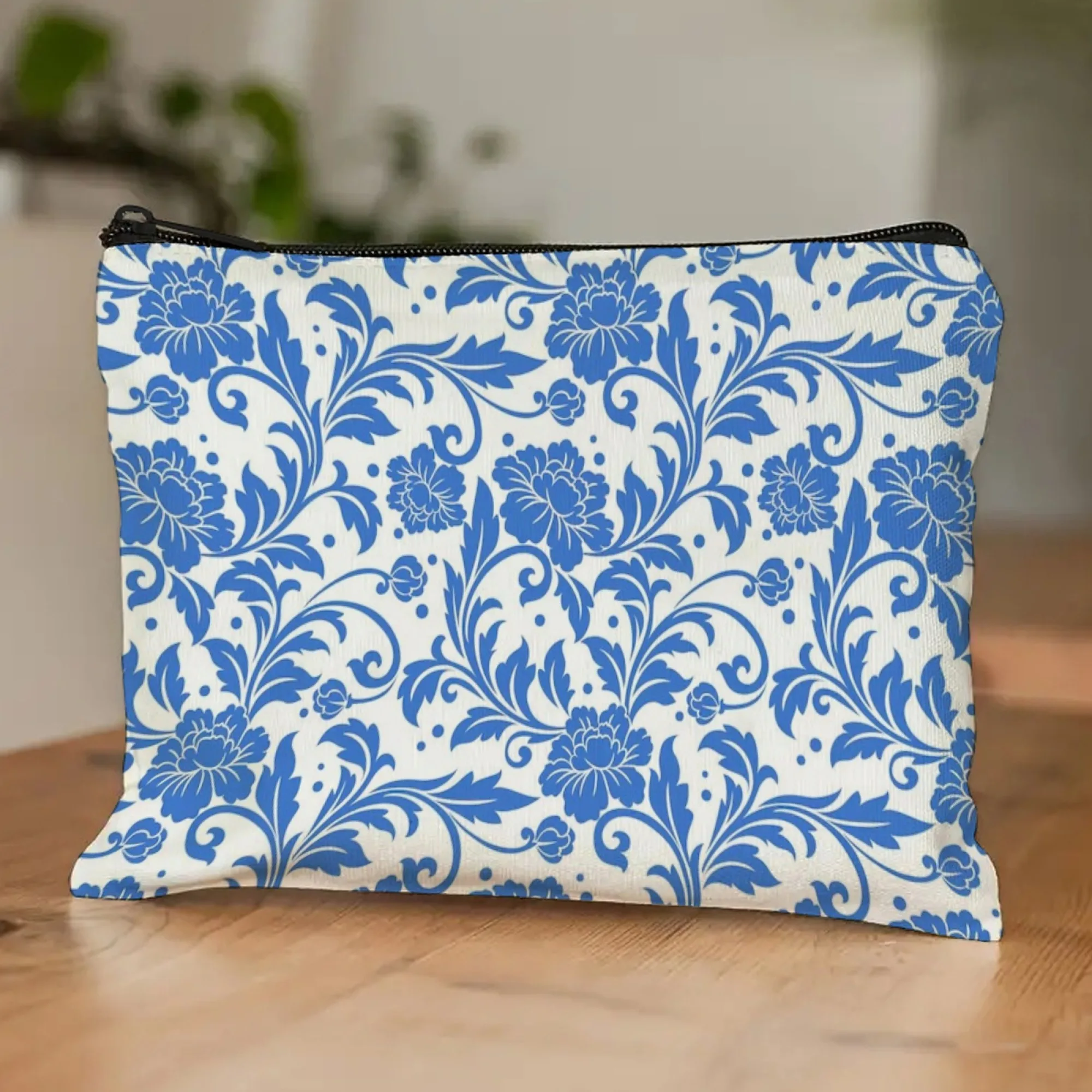 Frischer Retro-Kosmetiktasche mit blau-weißem Blumenmuster, himmelblau, mit Zweigern und Dewdrops. Wiederbeleben Sie den Vintage-Charm in der Make-up-Schönheitsroutine