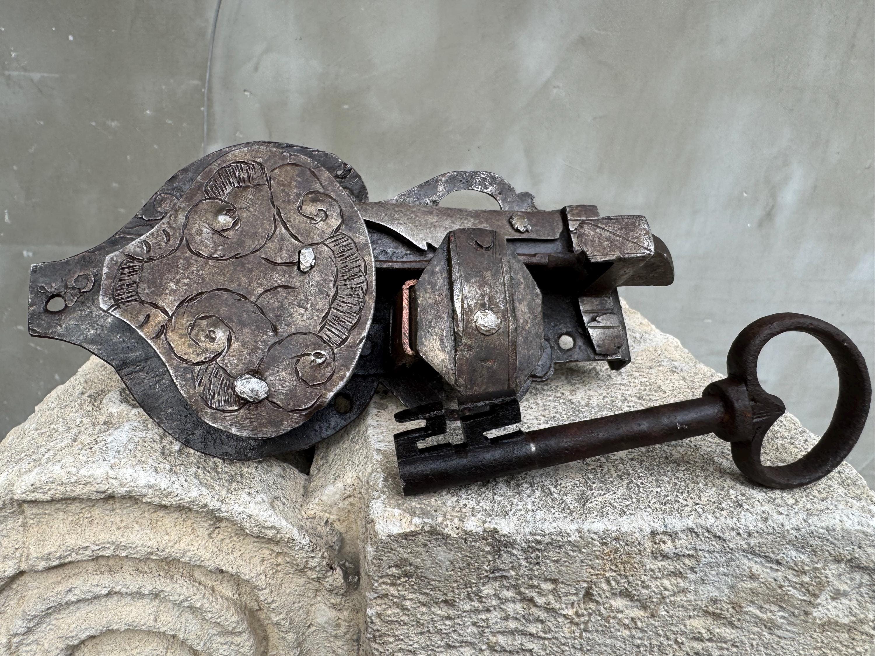 Antica serratura in ferro battuto con chiave originale, serratura a mortaio forgiata a mano del XVIII secolo / grande serratura in ferro battuto decor