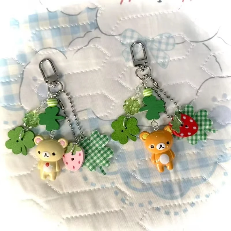 Rilakkuma Handgefertigter Harz-Schlüsselanhänger mit Kleeblatt und Erdbeere, Niedlicher Vintage Kawaii Y2K Ästhetik Handy-Anhänger, Taschen-Charm, Schlüsselring, Geschenke Image