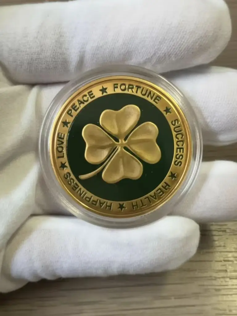 Glücksbringer Vierblättriges Kleeblatt Bemalte Münze 4cm Runde Metall-Souvenir-Gedenkmünze für Heimdekoration Image