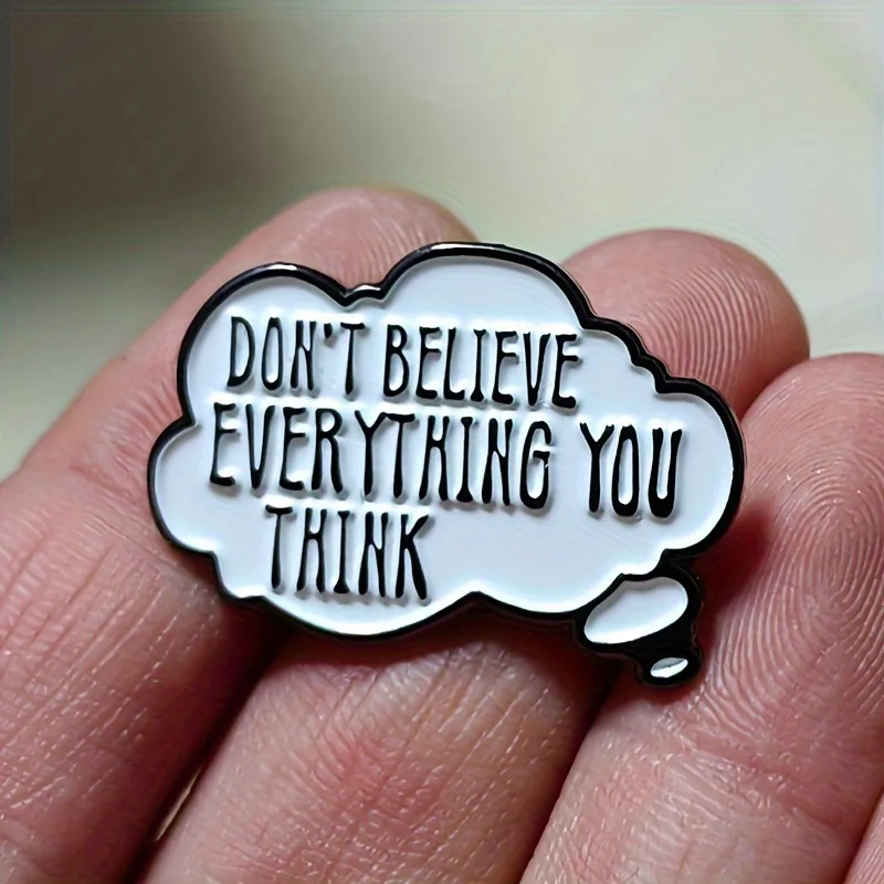 Weiße Wolken-Buchstaben-Brosche „Don't Believe Everything You Think“, Emaille-Anstecknadel, Anstecknadel, Abzeichen Image