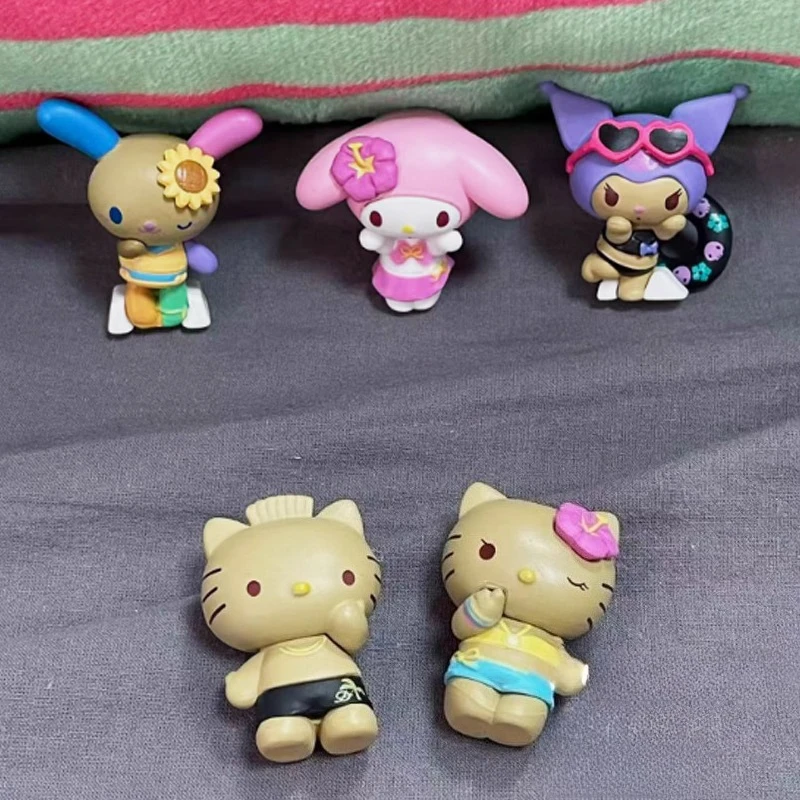Anime Actionfiguren Hello Kitty Kuromi Melody Blind Box Spielzeug Schwarze Haut KT Katze Sommer Strandurlaub Serie Ornament Kindergeschenke