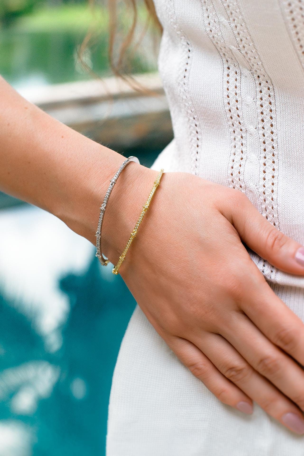 Sidney, bracciale riempito in oro 18 carati, bracciale rigido con pietre preziose in zirconia cubica.
