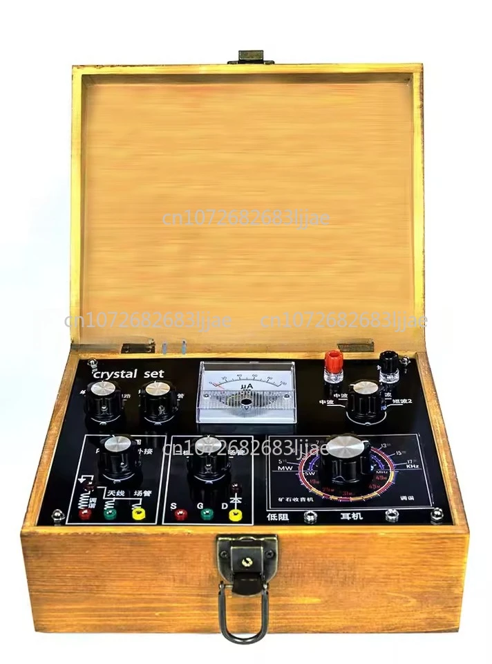 Multifunktionaler Retro-Funkempfänger ohne Stromversorgung für Amateurfunk-Enthusiasten. Kristallradio für Mittel- und Kurzwelle. Image