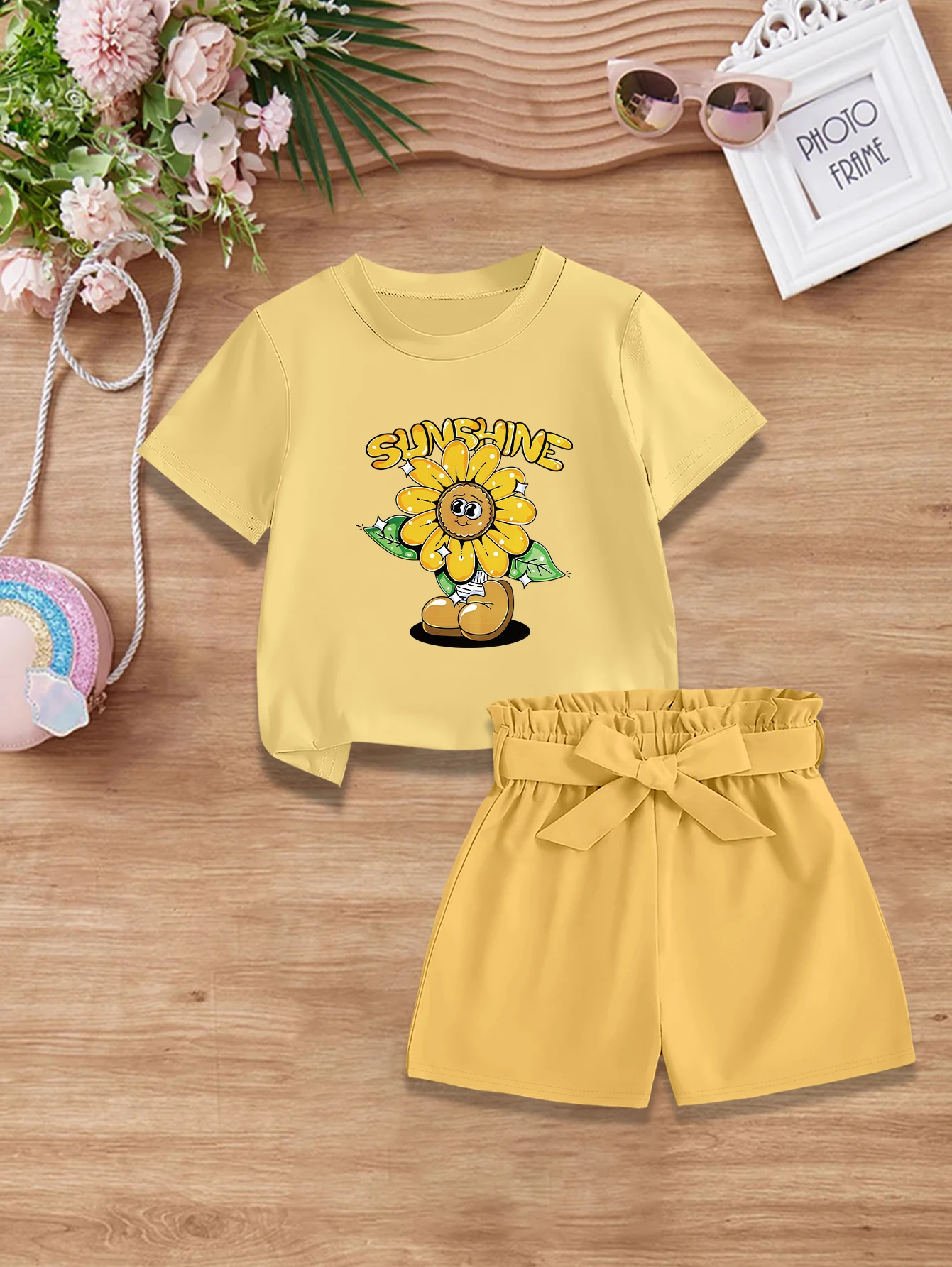 2-teiliges Set: Süßes Sommer-Outfit für Mädchen, T-Shirt mit Cartoon-Gänseblümchen-Print + gewebte Shorts mit Schleife Image