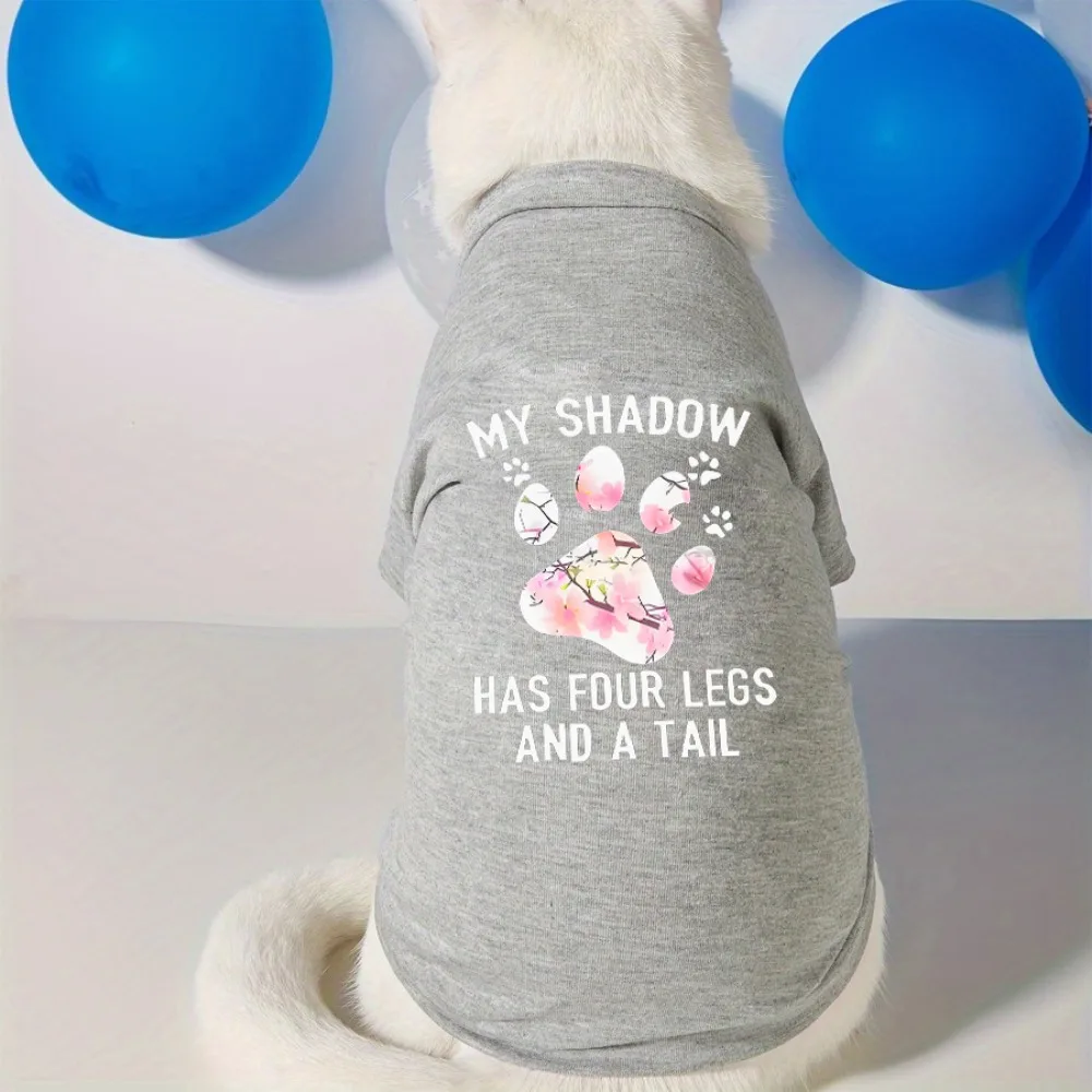Katzenkratzmuster-T-Shirt für Haustiere, für den täglichen Sportgebrauch, getragen von Katzen und Hunden für Freizeitaktivitäten im Innenbereich und auf Urlaub. Image