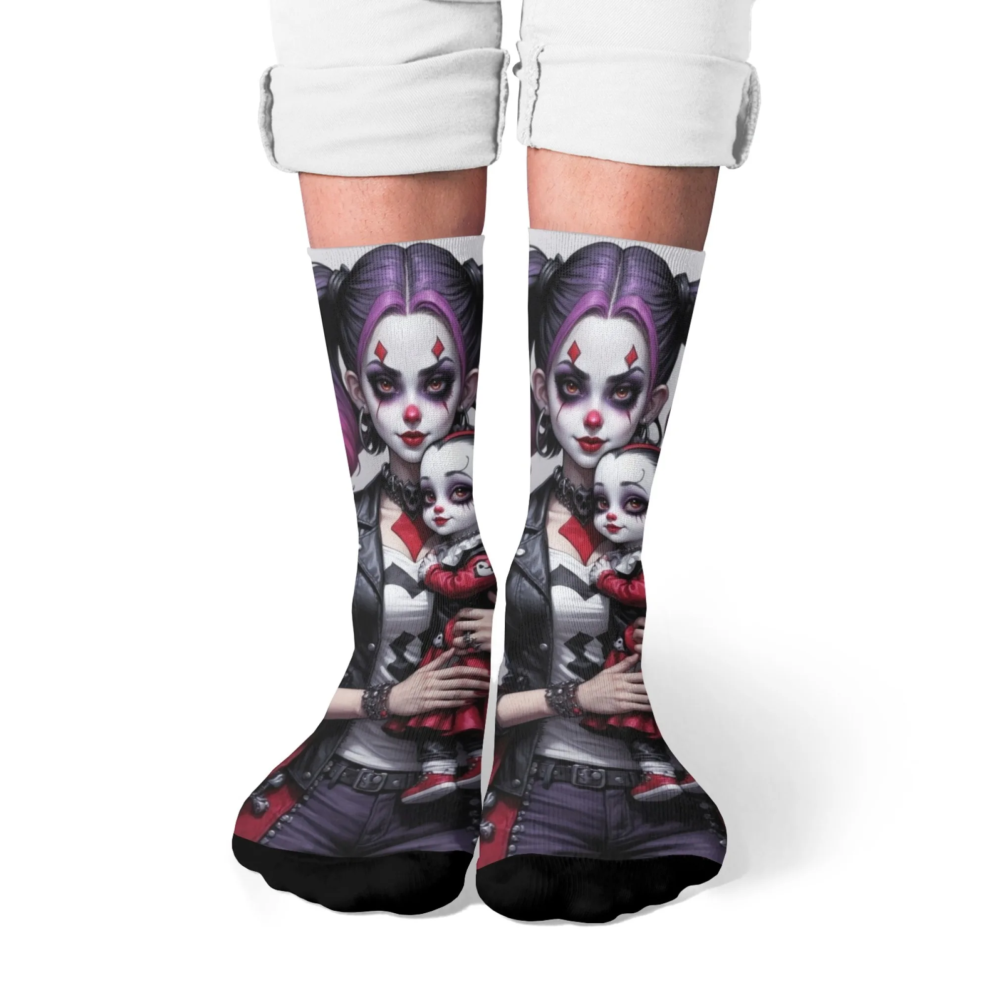 Weiche, dunkle Gothic-Socken, schwarz mit Clown-Make-up, lila Haar, weiblich, hält Puppenmädchen und roten Hintergrunddrucke für den täglichen Gothic-Kleidung