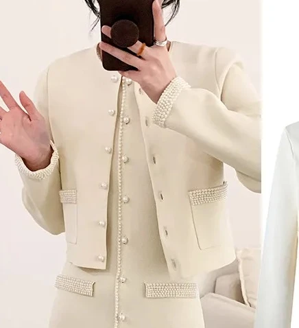 Weißer zweiteiliger Damenanzug: Langärmliger, mit Strasssteinen verzierter Rundhals-Cardigan oder taillierter, ärmelloser Midi-Bademantel Image