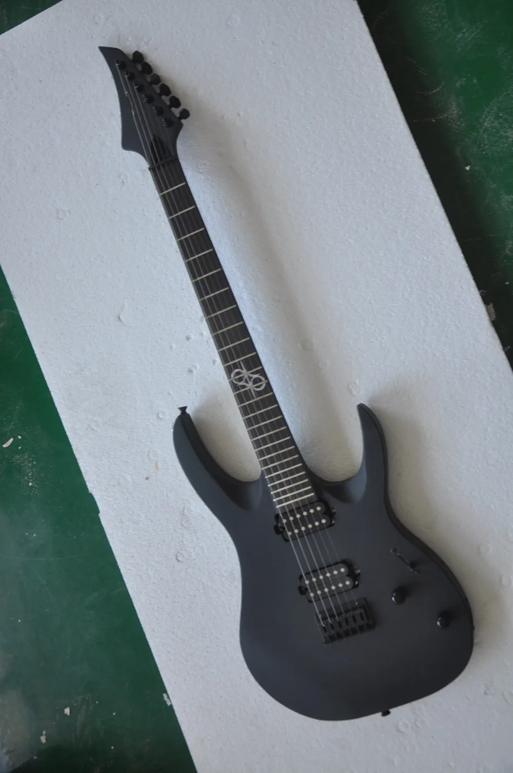 6-saitige E-Gitarre mit schwarzer Hardware, Palisandergriffbrett, individueller Service Image