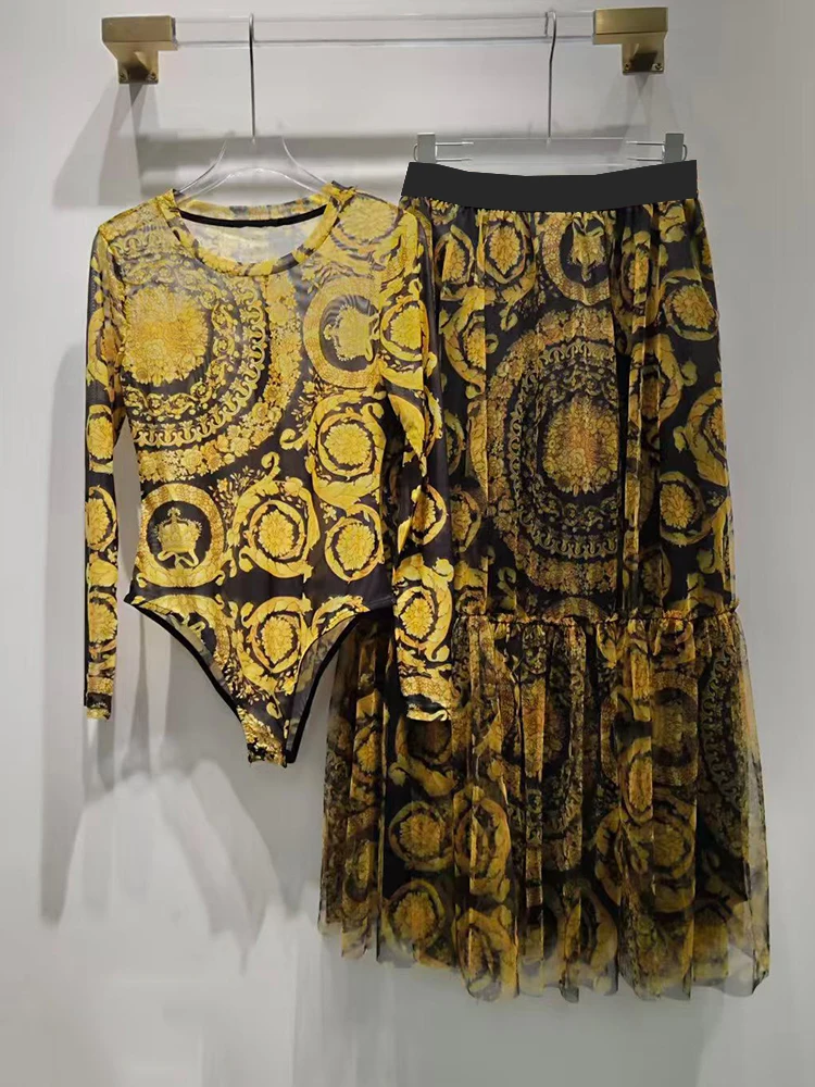 Completo tailleur due pezzi da donna primavera 2026: tuta in maglia a rete stampata geometrica retrò di design + gonna a pieghe ampia alla moda