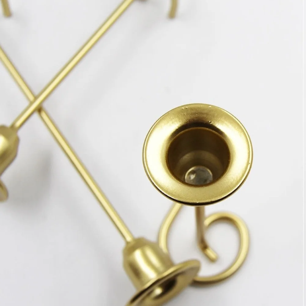 Eleganter Kerzenhalter mit Eisenrahmen zur Ergänzung Neutraler und Strukturierter Inneneinrichtungspaletten für Wohnbereiche Image