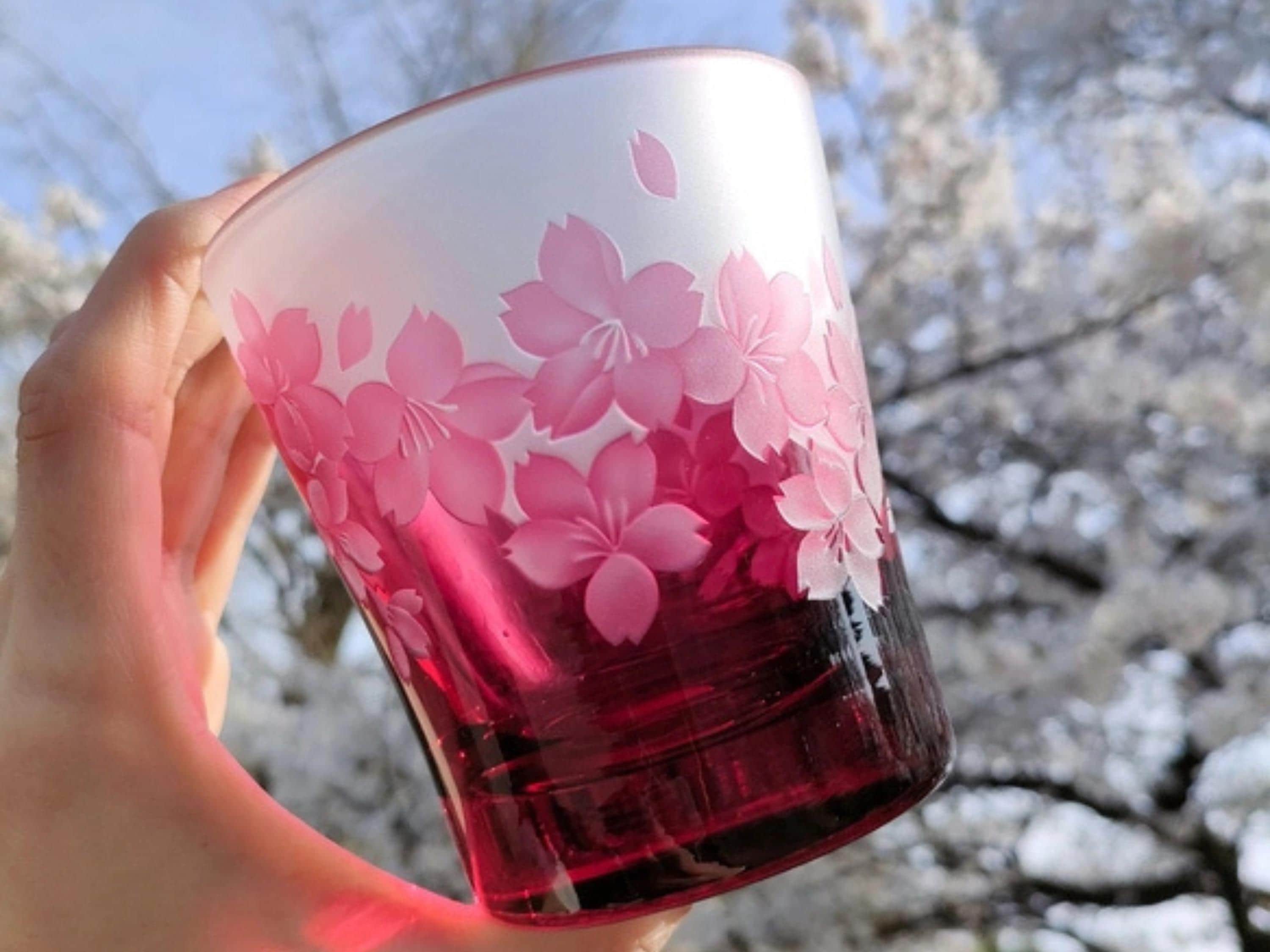 Bicchiere da roccia intagliato a mano in stile Edo Kiriko con fiori di ciliegio - Rivestimento rosa Sakura / Stile Edo Kiriko / Regalo per gli amanti