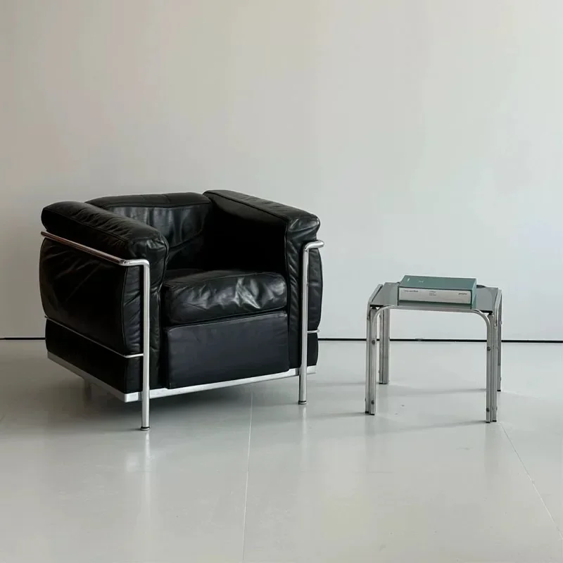 Einzelner Sofastuhl, mittelalterlicher Bauhaus-Balkon, Internet-Promi-Freizeitstuhl Image