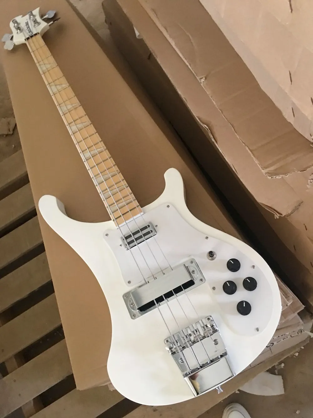 Weiße 4-saitige E-Bassgitarre mit Ahornhals, Chrom-Hardware, individuelle Anpassung Image