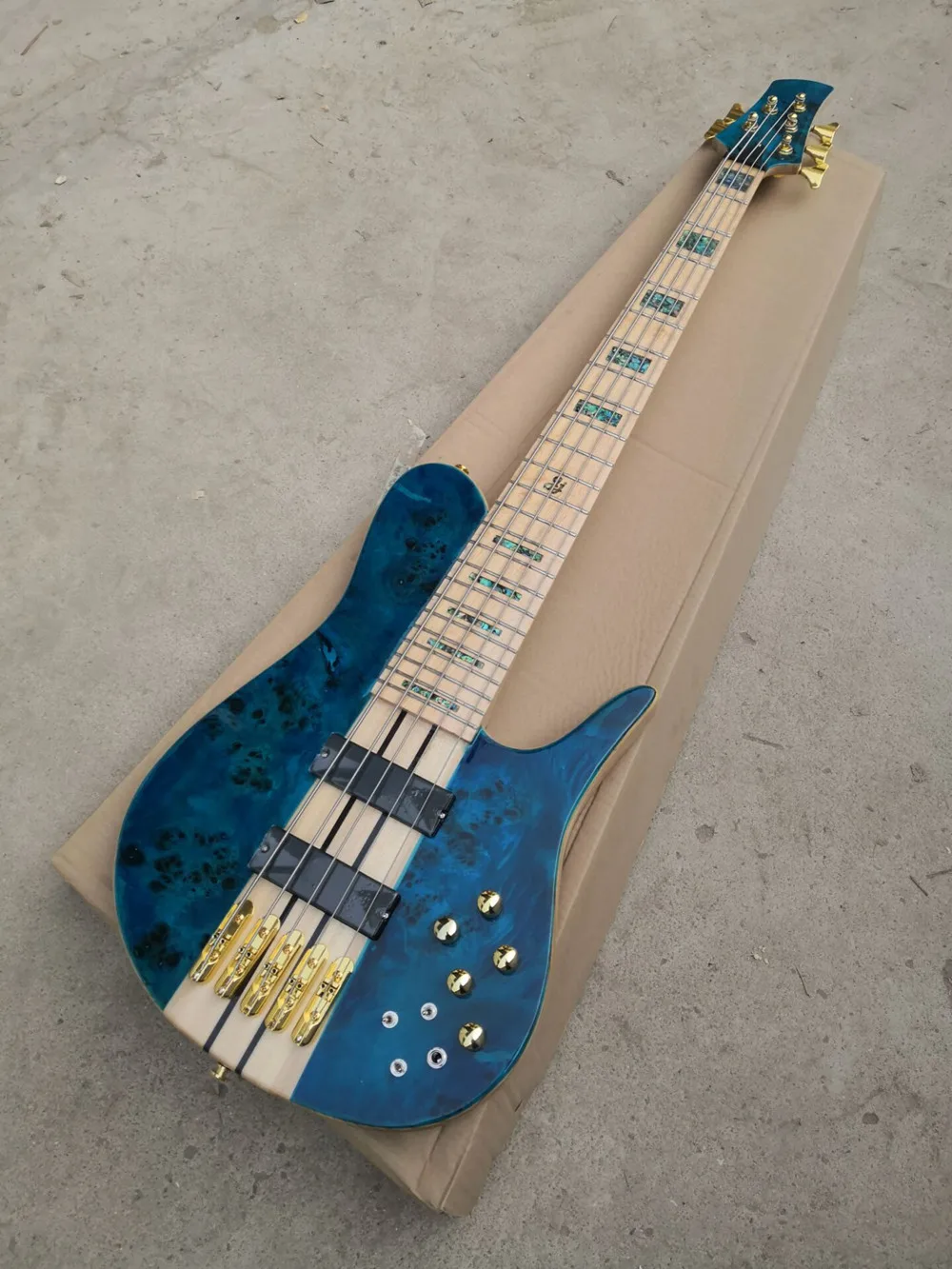 Blauer Korpus, 5-saitige E-Bassgitarre mit goldener Hardware, Ahorngriffbrett, durchgehender Hals, individueller Service Image