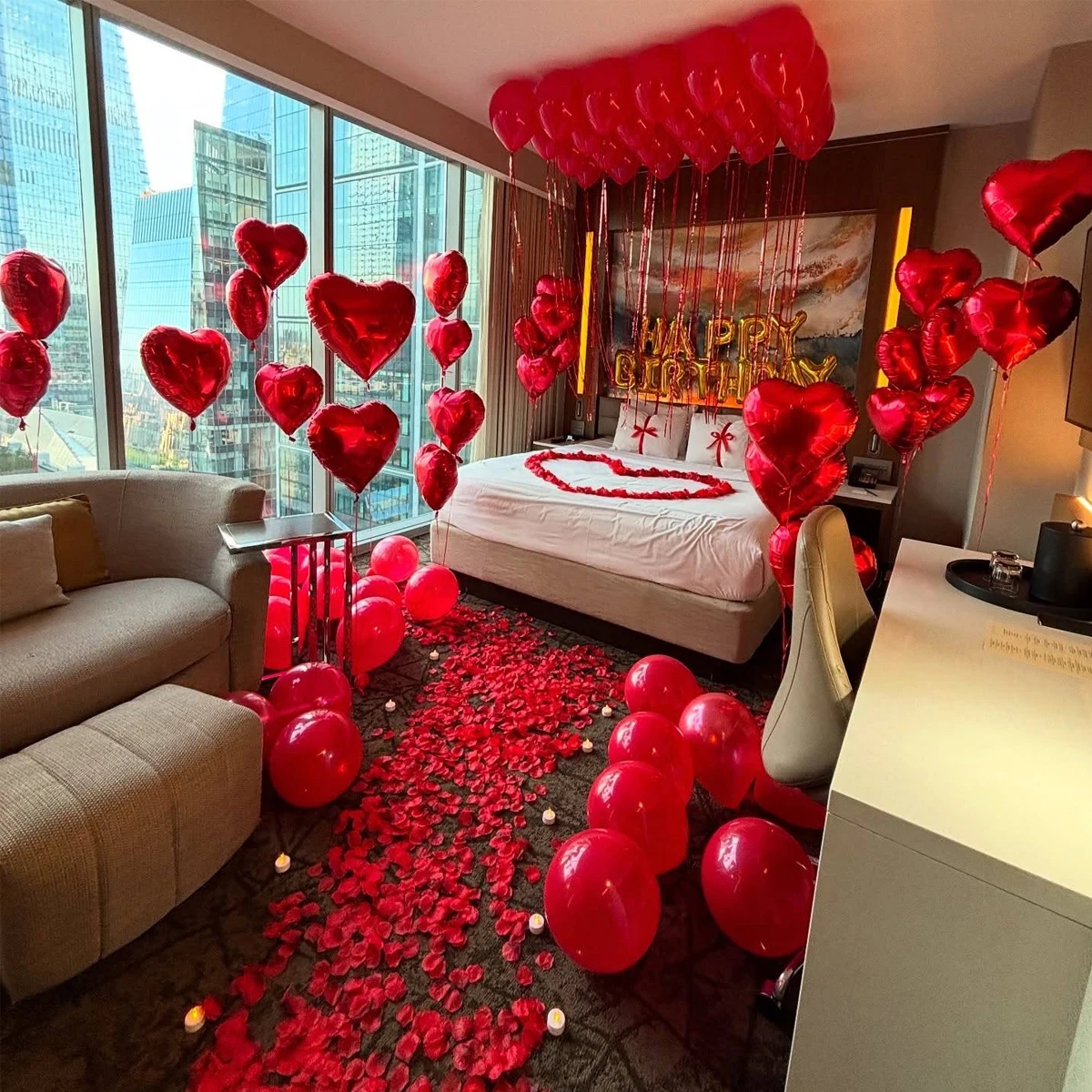 Goldenes Happy Birthday-Ballon-Set mit roten künstlichen Blütenblättern, herzförmiger Aluminiumfolienballon, Geburtstagsparty-Dekoration Image