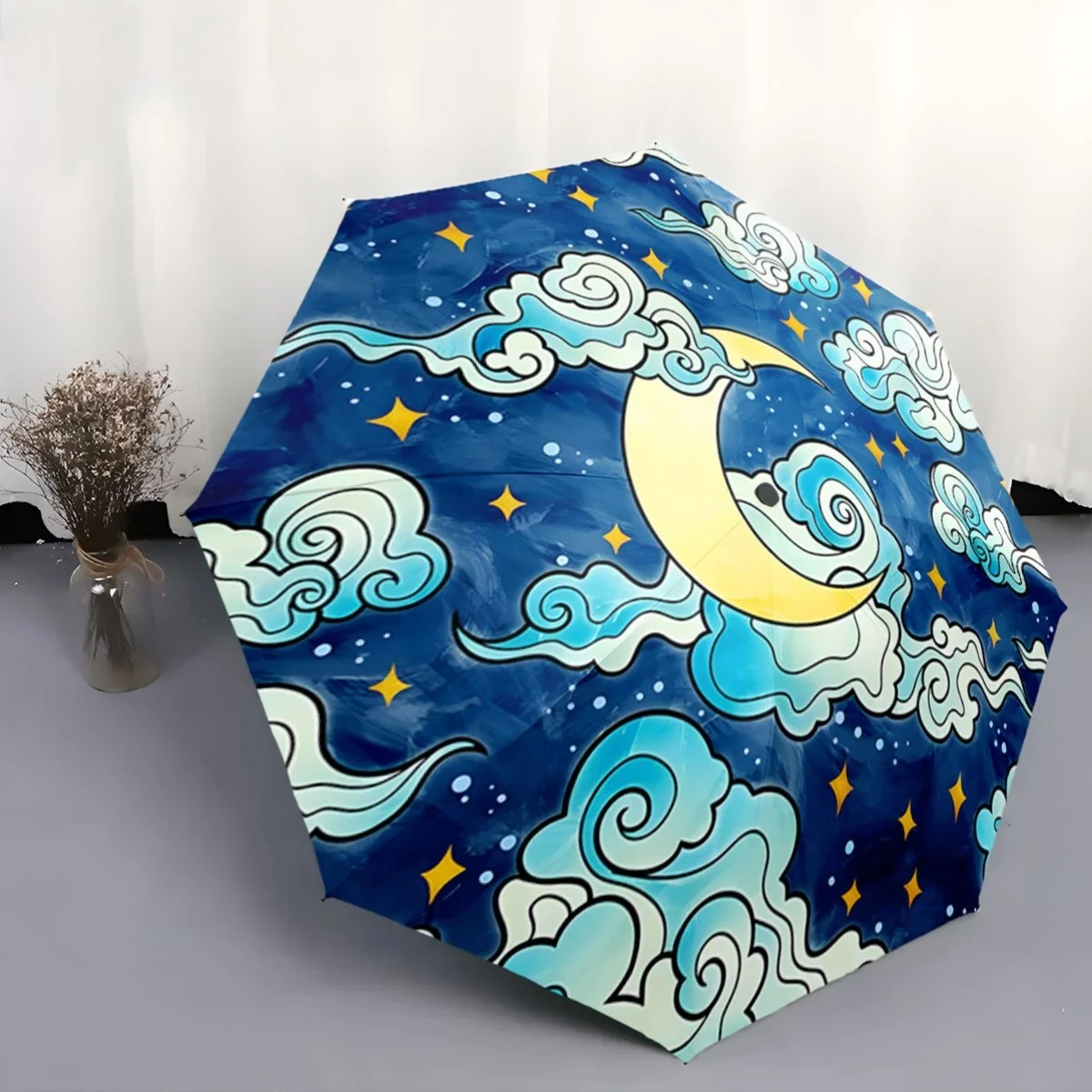 Automatischer Regenschirm zum Öffnen/Schließen mit Halbmond und Sternen – Marineblau und türkisfarbene wirbelnde Wolken, kompakter Reiseschirm, alles Image