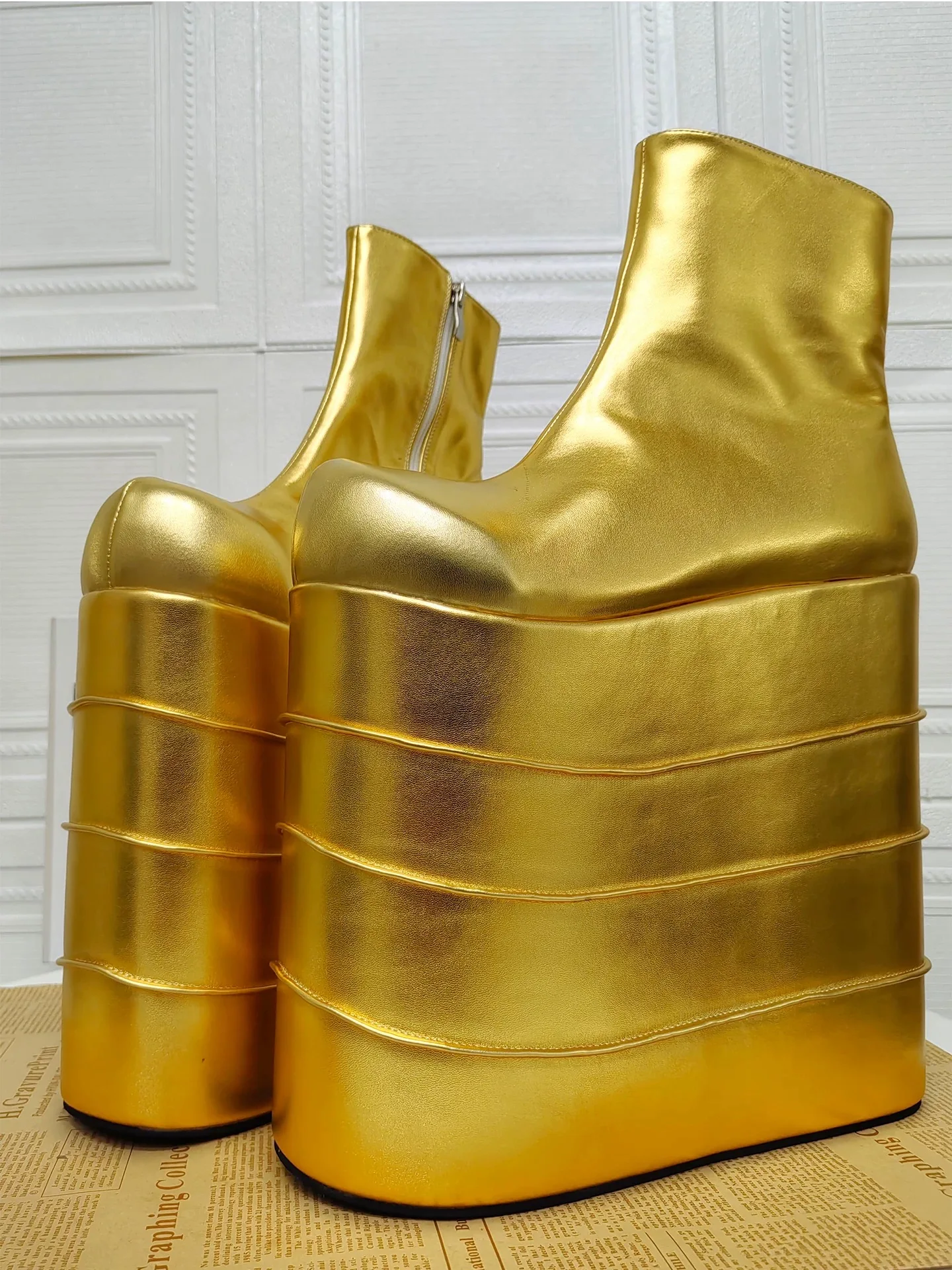 Neue Ganzjahres-Unisex-Stiefeletten in Gold/Schwarz mit extrem hohem Absatz im Gothic-Stil und metallischen Vier-Plateau-Stiefeletten mit seitlichem Reißverschluss und Punk-Stiefeln