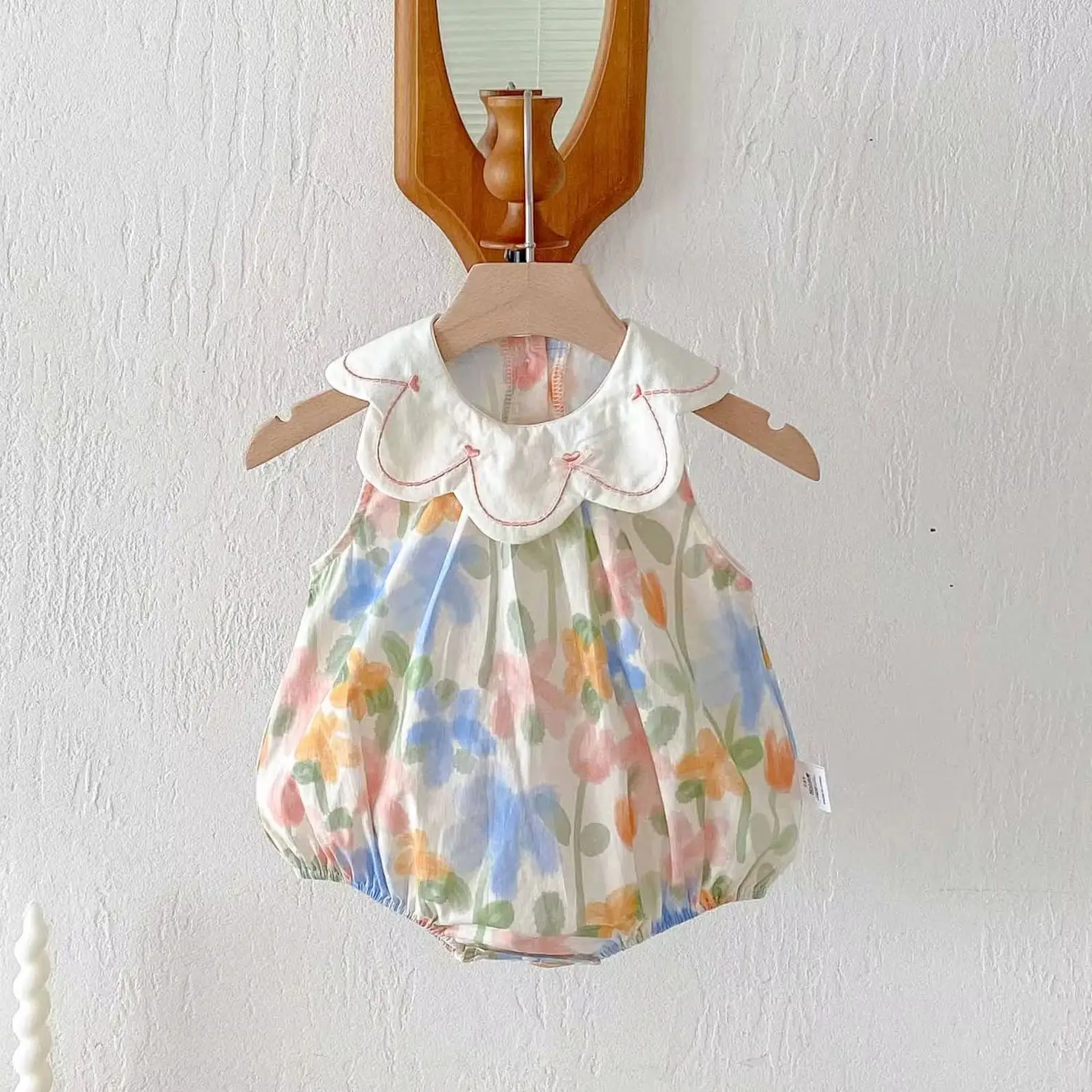 2023 Neuer Baby-Mädchen-Body mit Blumendruck für Neugeborene, Mädchen-Body mit Peter-Pan-Kragen, ärmelloser Mädchen-Outfit-Strampler Image