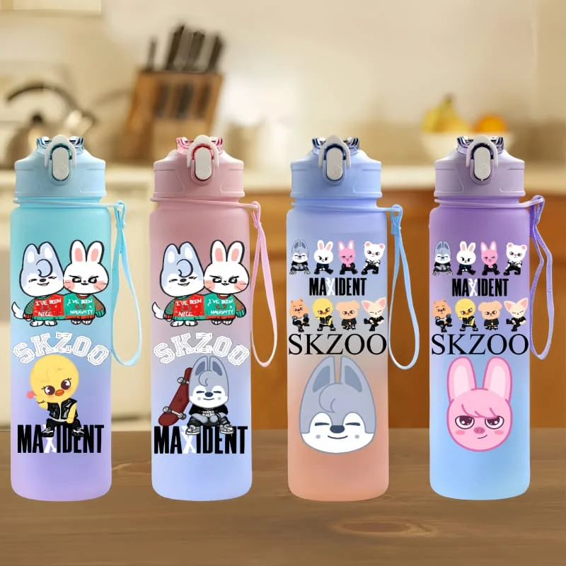 SKZOO Anime Charakter Wasser Tasse Große Kapazität Outdoor Tragbare Seil Trinkflasche Kinder Geschenk Trinkkessel Image