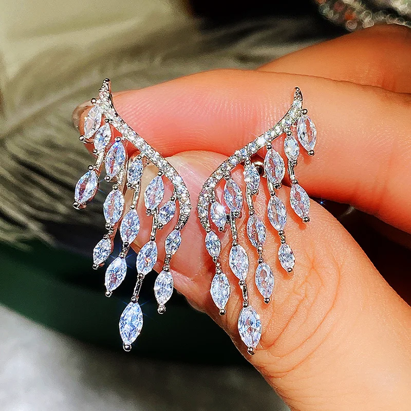 Huitan Wunderschöne Engelsflügelförmige Ohrstecker für Frauen, voller Bling Bling, weißer CZ-Stein, Hochzeit, Party, Modeaccessoires 2021 Image