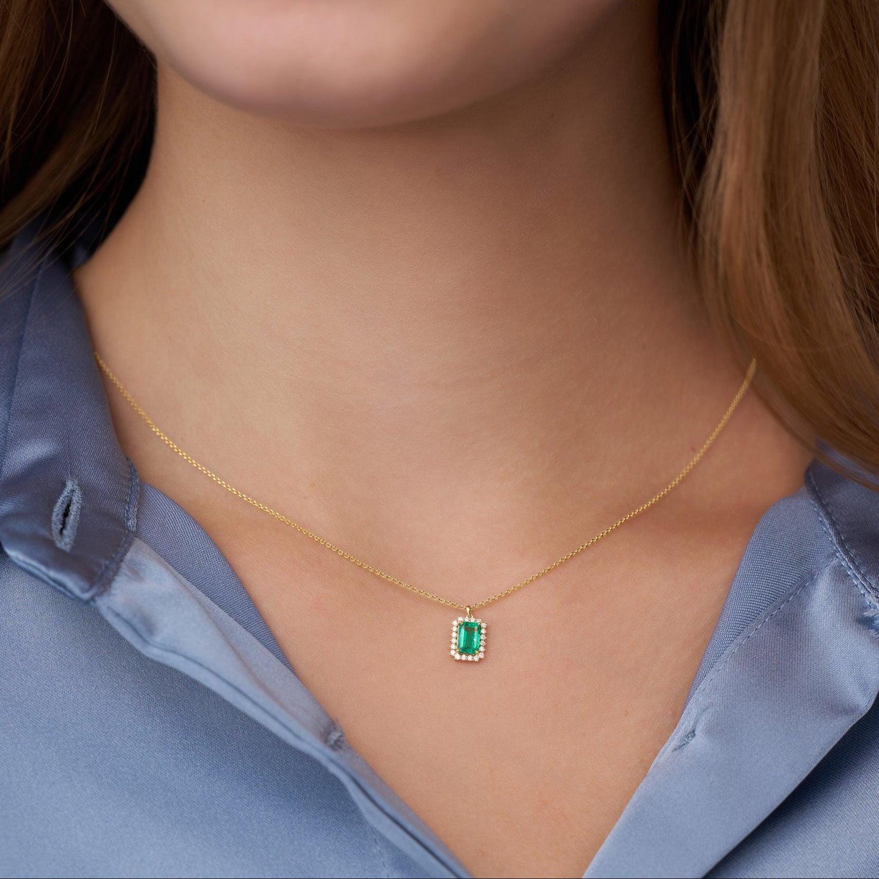 Ciondolo con smeraldo verde, collana con diamanti in oro massiccio 14 carati, collana con diamanti naturali rotondi, collana con alone di smeraldo, re