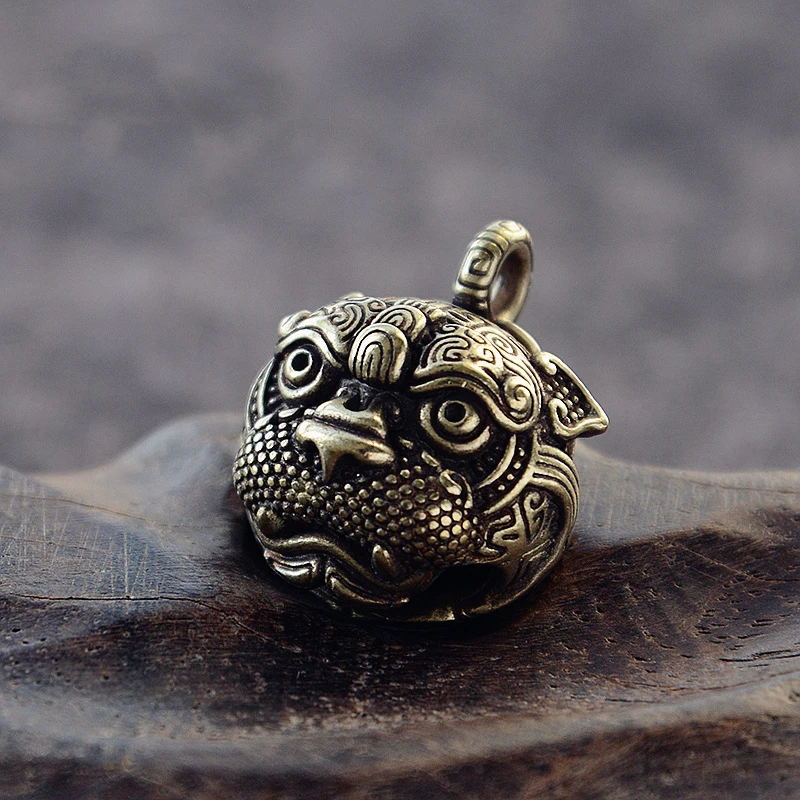 Handgefertigter Glücksbringer-Glockenanhänger aus Messing – Traditionell chinesisch inspirierter Schlüsselanhänger oder Halsketten-Akzent Image