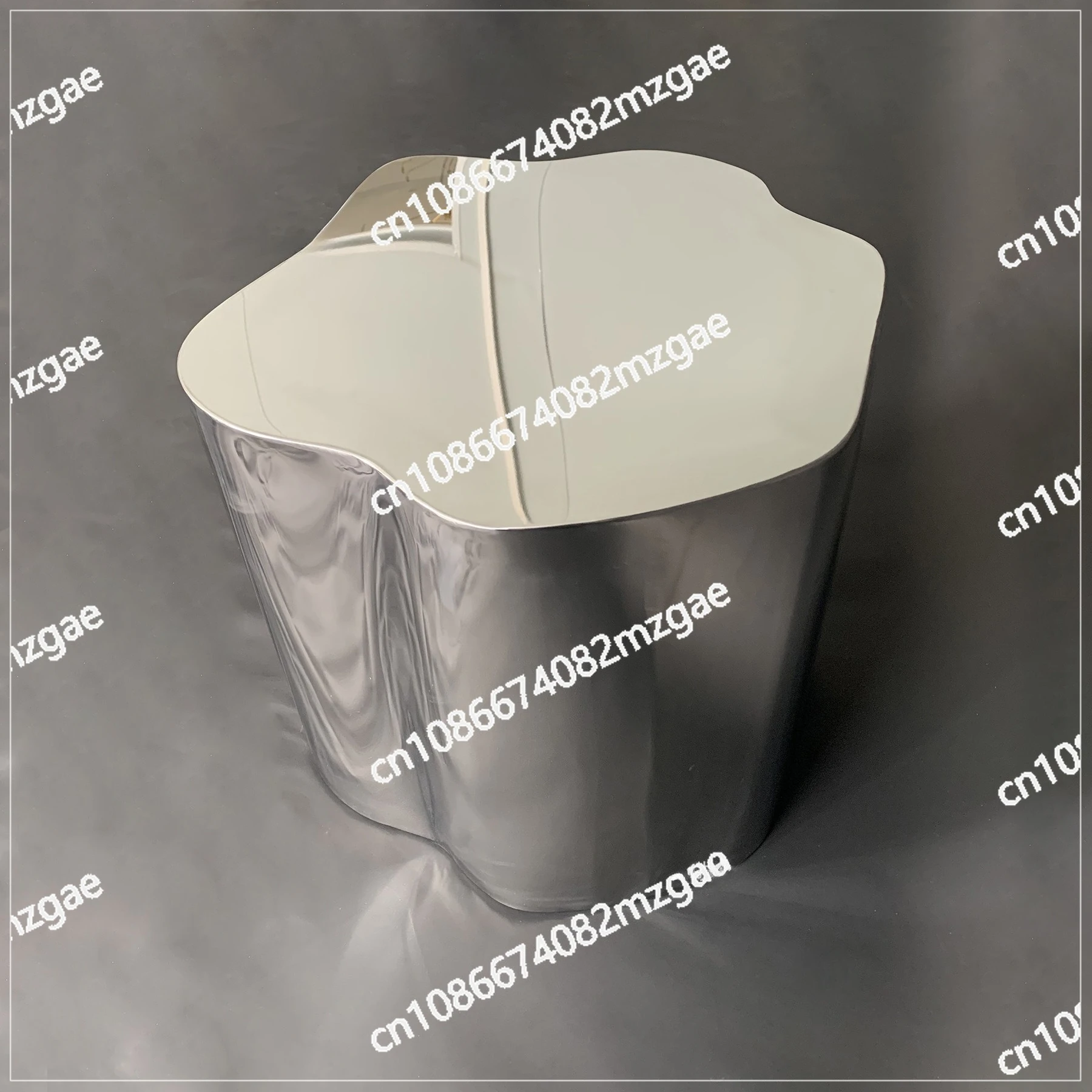 Moderner Couchtisch mit Sofa-Kombination, einfacher Wohnzimmertisch aus Edelstahl