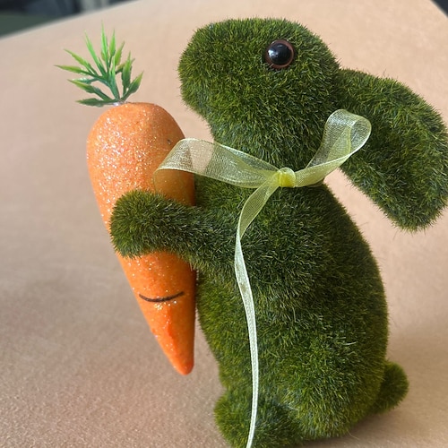 Osterkorb-Füllung, Mooshasenfiguren mit Karotte, beflockte grüne Hasenfiguren für die Osterdekoration, frühlingshafte Tischdekoration, süßes Ostergeschenk für Kinder, Jungen und Mädchen Image