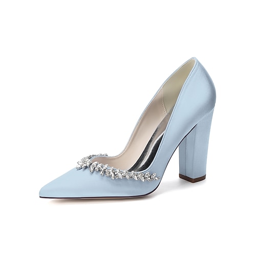 Elegante Brautschuhe mit klobigem Absatz in Nude und Kristallverzierungen – perfekt für Gartenhochzeiten Image