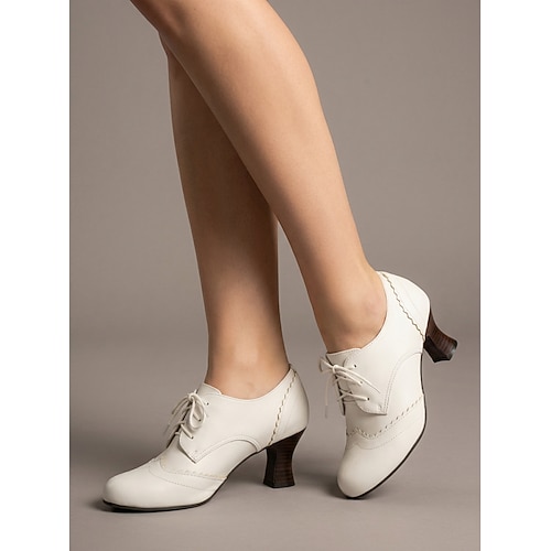 Viktorianische Schnürpumps im Oxford-Stil für Damen – elegante edwardianische Retro-Stiefeletten mit Absatz, geschwungenem Brogue-Detail und Spulenabsatz für Vintage-Hochzeiten und historische Kostüme Image