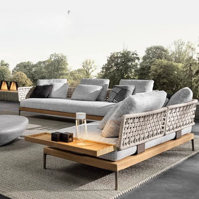 Rattan-Sofa im Innenhof einer Villa im Freien, hochwertiges Teakholz-Sofa für Freizeit-Hotels und B&Bs