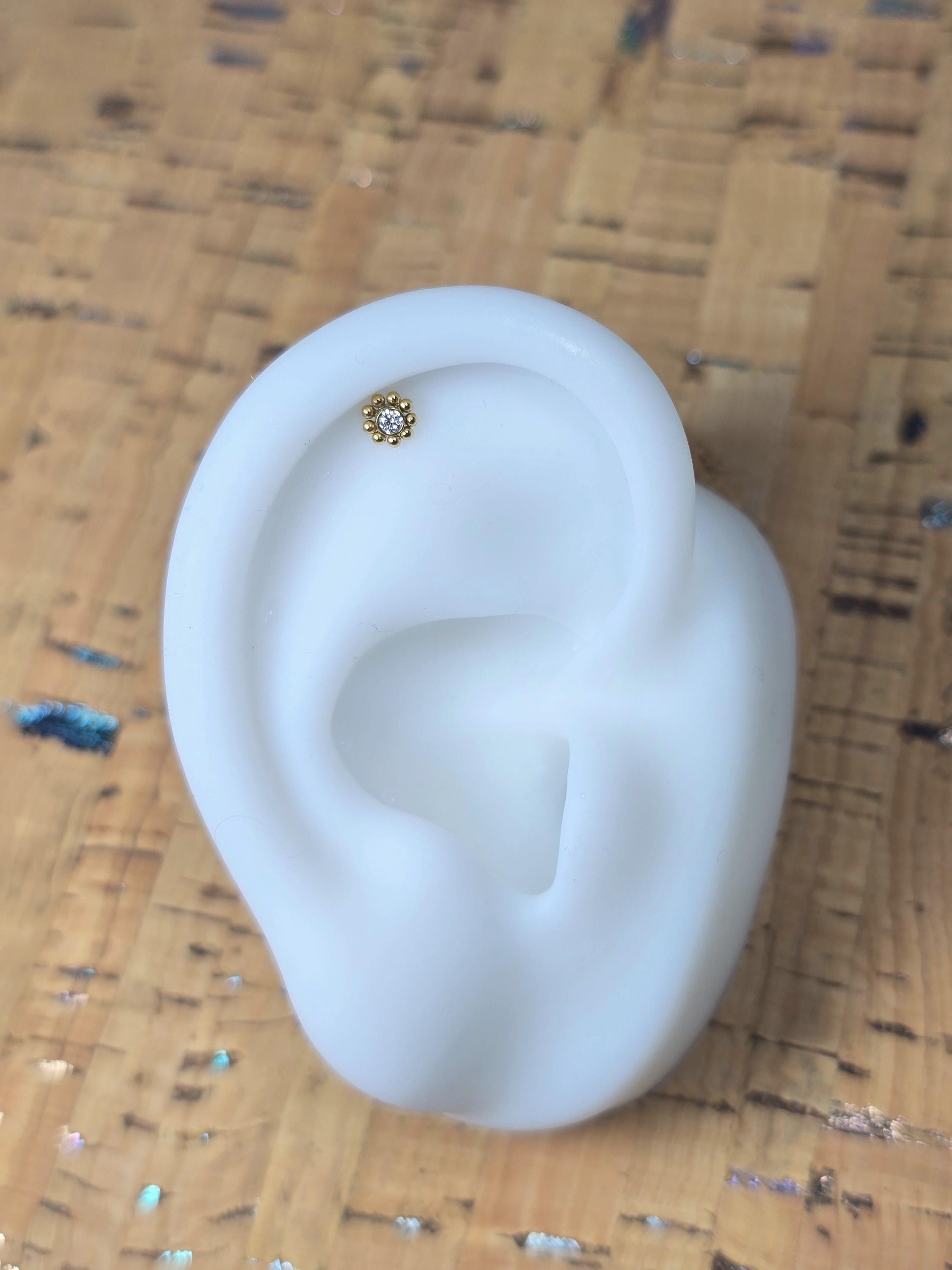 Bijou de piercing en Titane, Fleur Zircon, titane couleur Or- Piercing helix tragus lobe nez - Boucle d'oreille titane F136 hypoallergénique