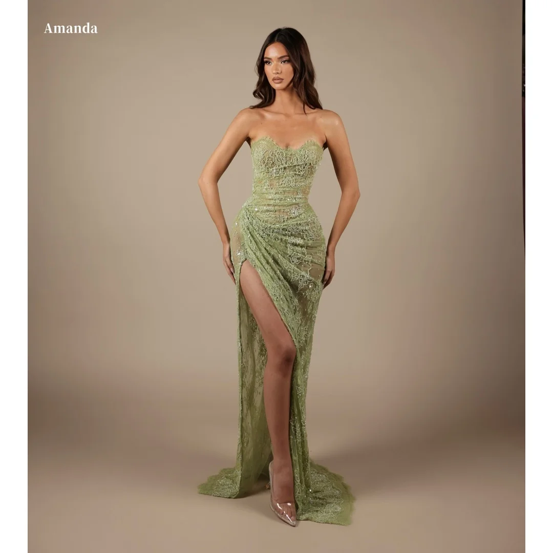 Abito da ballo Amanda personalizzato verde oliva in pizzo, scollo a cuore, senza maniche, spacco alto, corpetto trasparente, strascico, abito da sera formale 2025