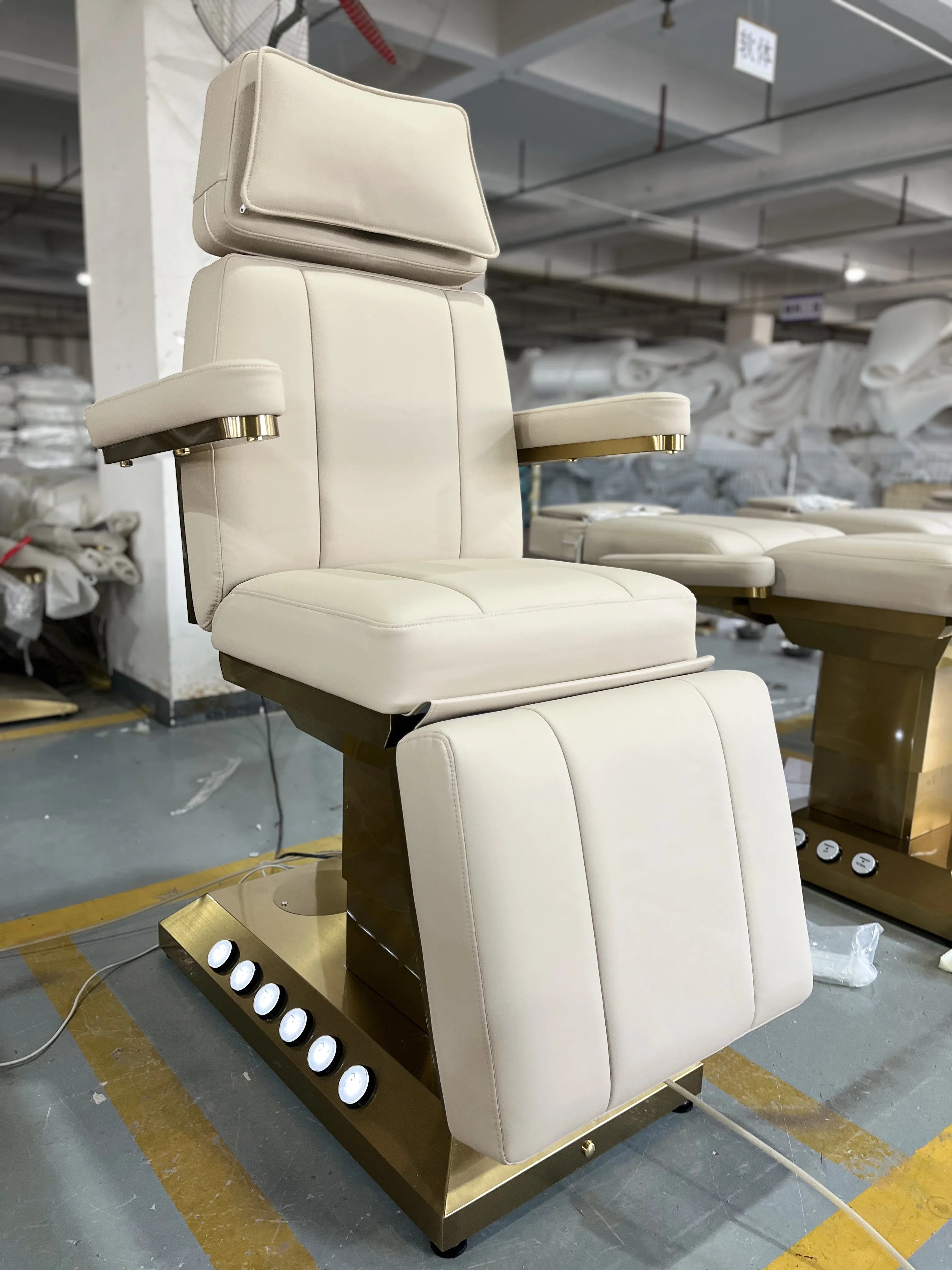 Luxuriöse moderne 3-Motoren-verstellbare Kosmetikliege für Salon, Spa und Behandlungen – Elektrische Massageliege für Gesichts- und Kosmetikbehandlungen