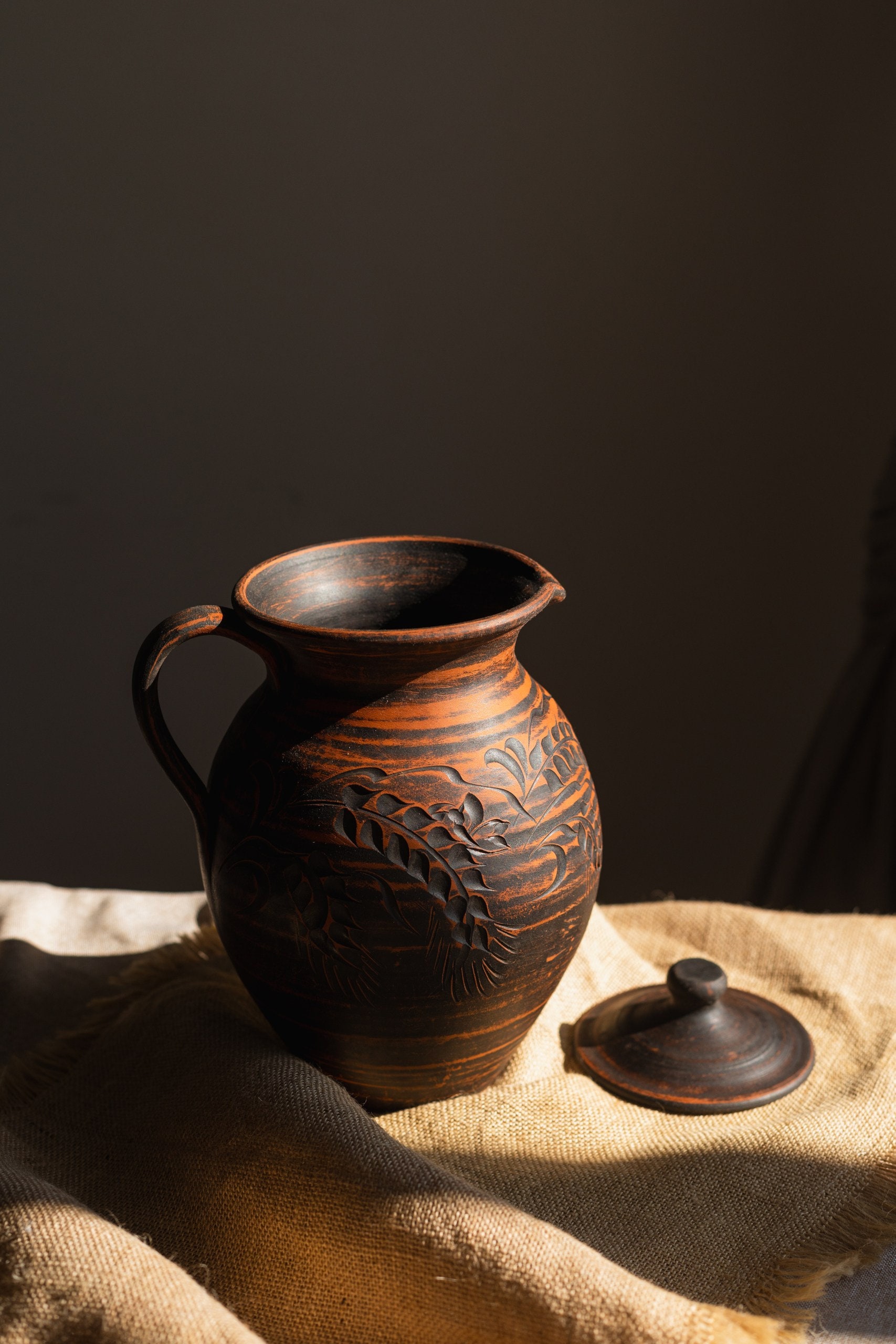 Brocca rustica in argilla rossa con coperchio, brocca in ceramica fatta a mano per acqua e vino, brocca tradizionale in ceramica per bevande, brocca i