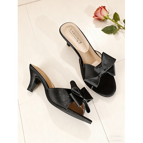 Elegante, rosafarbene Satinpantoffeln mit Absatz, übergroßer Schleife und offener Zehenpartie – perfekt für Valentinstag, romantische Verabredungen und besondere Anlässe. Image