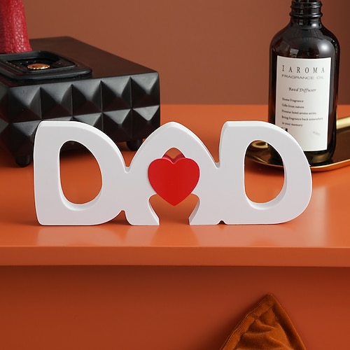Moderner, minimalistischer, herzförmiger Schriftzug „Dad" in Weiß und Rot als Deko-Element zum Vatertag, ideal für die Tischdekoration im Innenbereich und als Blickfang zum Vatertag. Image